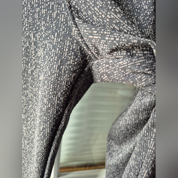 Athleta Women's Delancey Textured Tight Crop Leggings In BlackGray - Picture 3 of 4